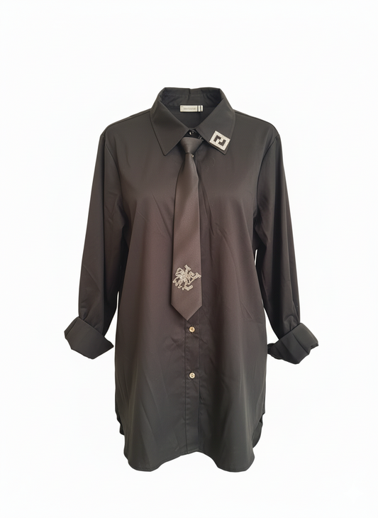 Schwarze Bluse mit Schlips