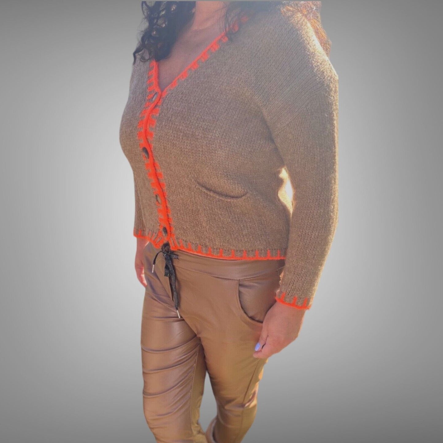 Stilvoller Cardigan in Braun/NeonOrange: Kurze Strickjacke mit Taschen, Größe 38 bis 42 – Modische Jacke für einen trendigen Look - Boutique in Heaven